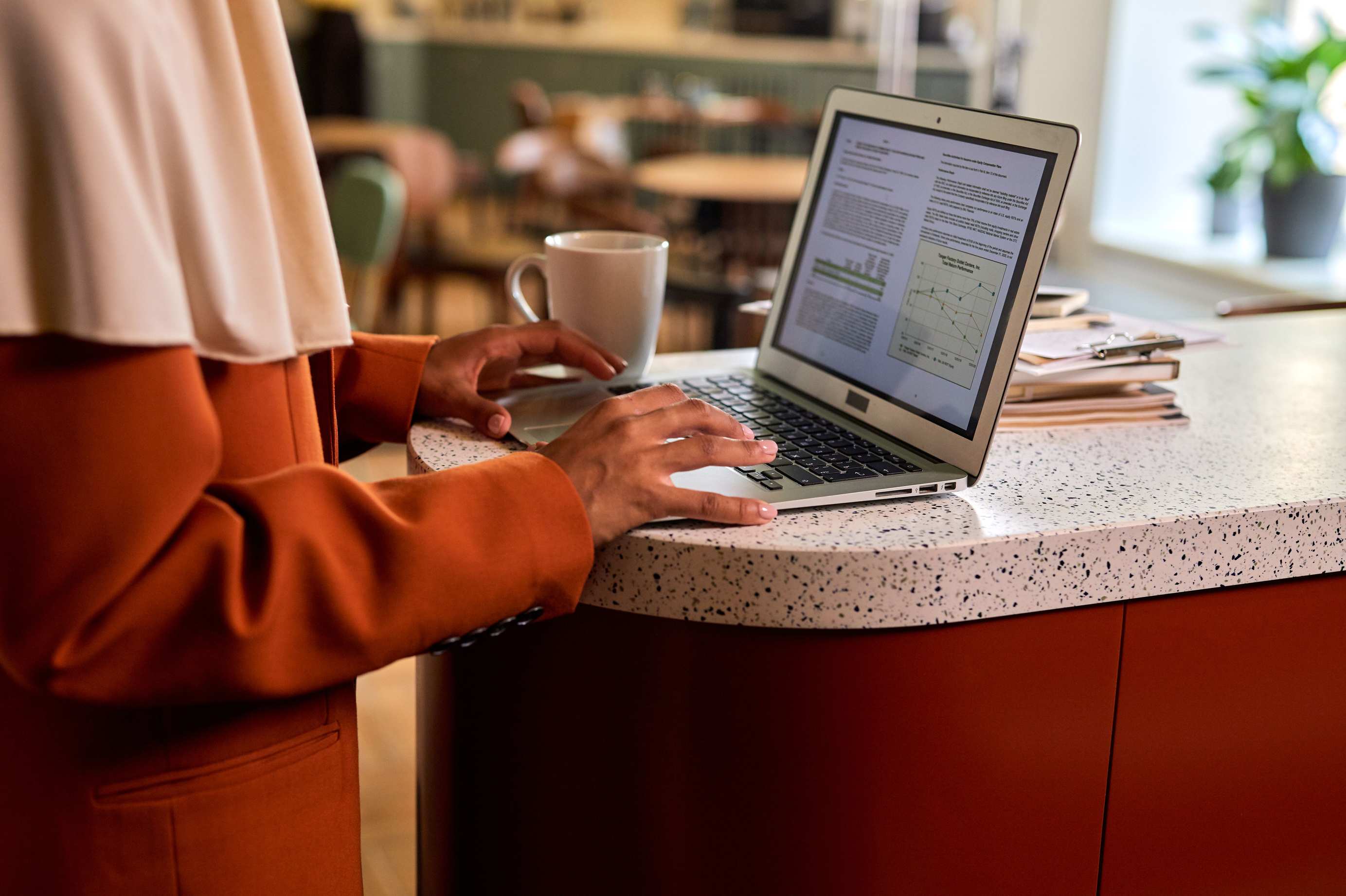 Draufsicht auf Laptop, Notizbuch und Kaffeetasse, laptop typing mit coffee cup